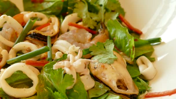 Вкусный салат с морепродуктами — стоковое видео