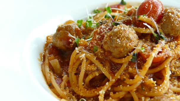 Deliciosa pasta italiana con albóndigas — Vídeos de Stock