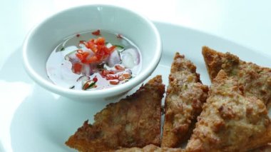 Kıyılmış domuz soslu