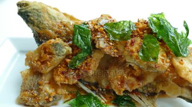 dereotu ile kızarmış balık