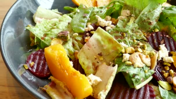 Вкусный салат в миске — стоковое видео
