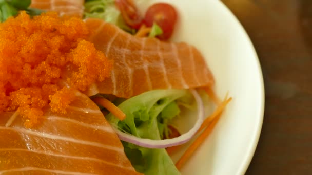 Ensalada de salmón ahumado con verduras frescas — Vídeos de Stock