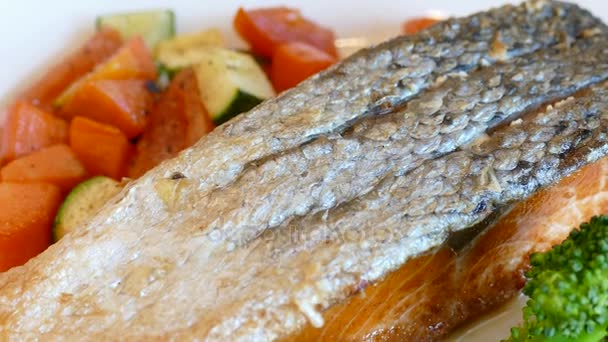 Gegrillter Fisch mit Gemüse — Stockvideo