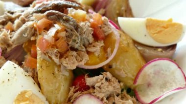 Taze sebzeli ton balığı salatası.