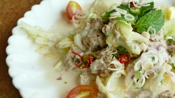 Салат из морепродуктов с помидорами и зеленью — стоковое видео