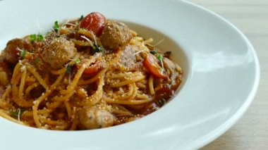 Baharatlı domuz topu spagetti 