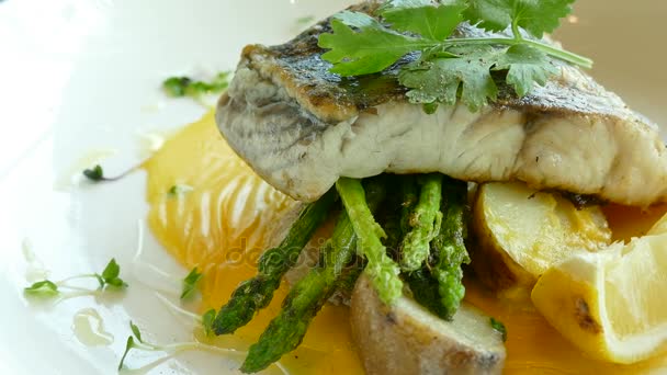 Рыбный стейк с лимоном и каперским соусом — стоковое видео