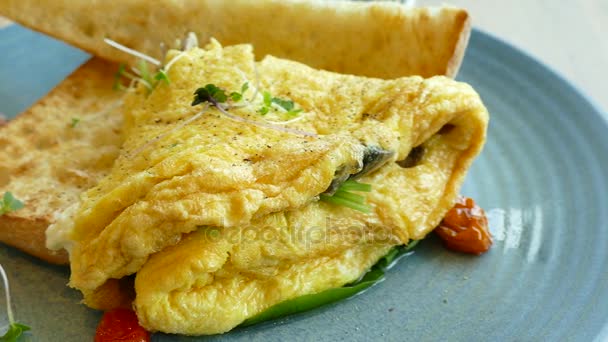 Mushroom omelette with tomatoes — Stock Video