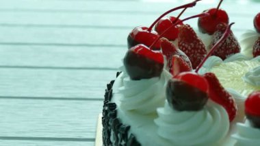 Dondurma kek çilek ve vişne