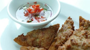 Ekmek üzerine kıyılmış domuz eti 