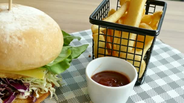 Hamburguesa de pescado con papas fritas — Vídeo de stock