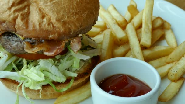 Hamburger di manzo con patatine fritte — Video Stock