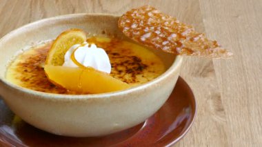 Crema catalana üst portakal ile