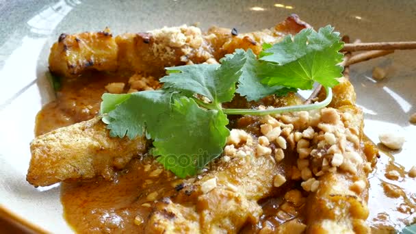 Pollo Satay con salsa de maní — Vídeo de stock