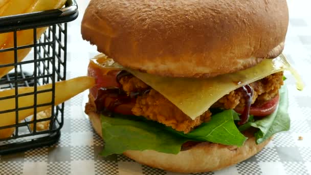 Hamburguesa de pescado con papas fritas — Vídeo de stock