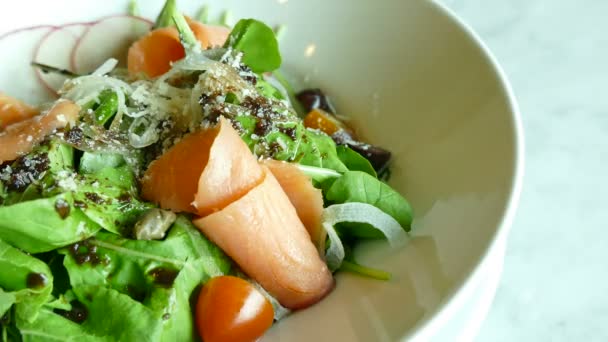 Gerookte zalm salade — Stockvideo