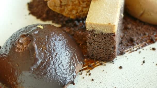 Ciasto czekoladowe z lodami — Wideo stockowe