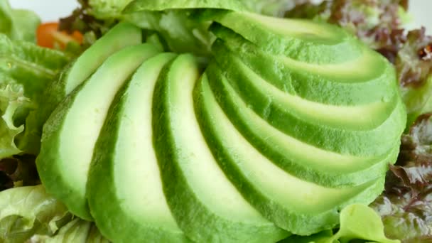 Авокадо со свежим салатом — стоковое видео
