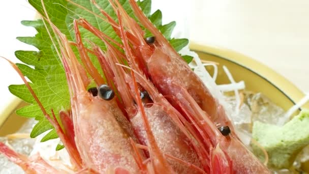 Sashimi aux crevettes dans l'assiette — Video