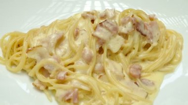 Çıtır jambonlu spagetti.