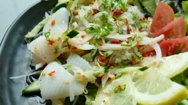 Acılı kalamar salatası