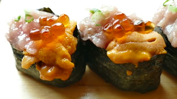 Verse lekkere sushi — Stockvideo