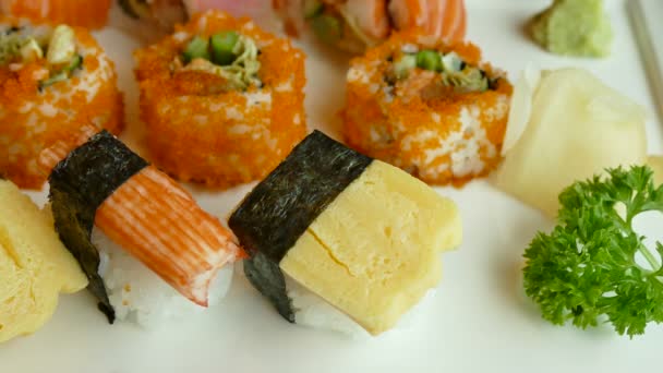 Färska välsmakande sushi — Stockvideo