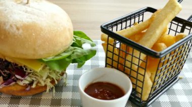 Patates kızartmalı hamburger.