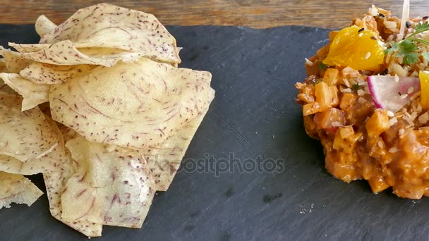 Tartar de salmón con naranjas — Vídeo de stock