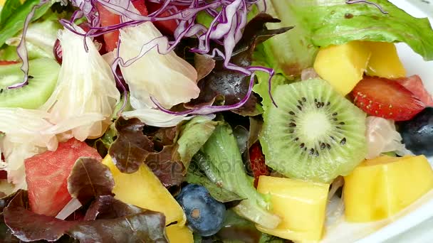 Здоровый фруктовый салат — стоковое видео