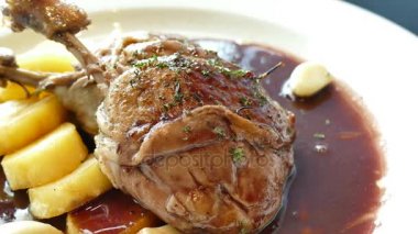 sıcak tavuk budu patates ve sarımsak ile