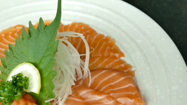 Balık dilimleri yeşillik ve limon ile — Stok video