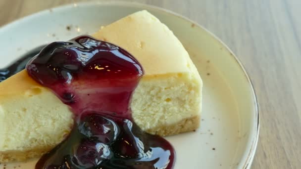 Cake with berry jam — Stok video