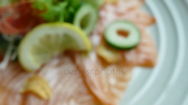 Fatias de peixe com vegetação e limão — Vídeo de Stock