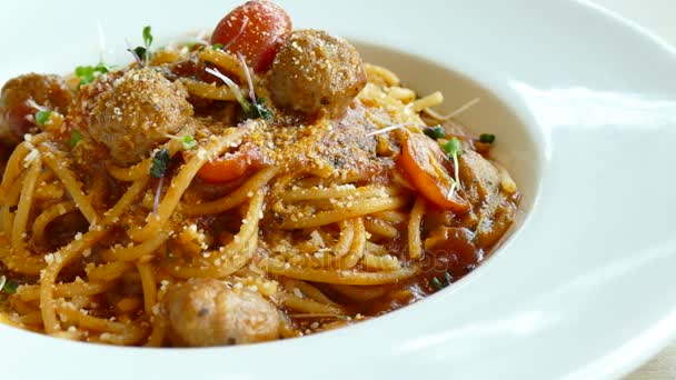 Spaghetti met balletjes en tomaten — Stockvideo