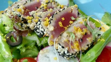 Taze sebzeli ton balığı salatası.