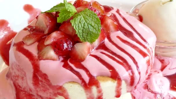 Crêpe aux fraises et crème — Video