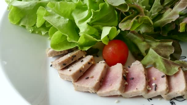 Ensalada de atún con verduras frescas — Vídeos de Stock