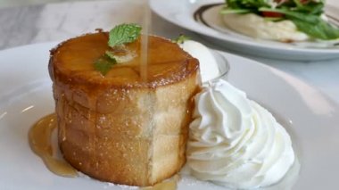 kek krem ve yeşil şurup tarafından duş ile