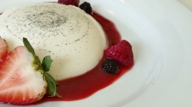 çilek panna cotta