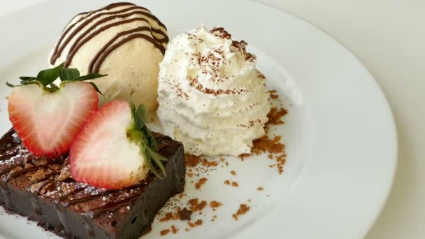 Gâteau au chocolat aux fraises — Video