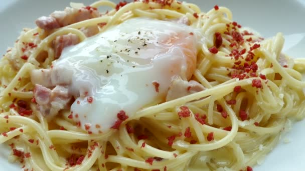 Спагетти карбонара с хрустящим беконом — стоковое видео