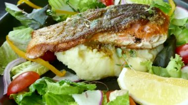 Balık parçası üzerinde limon ile patates püresi