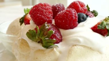 kek krem ve çilek ile