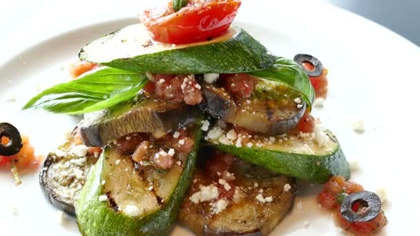 Skiktad aubergine med zucchini — Stockvideo