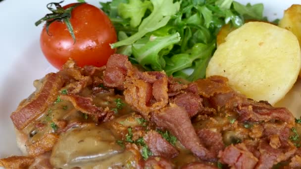 Carne di maiale Kurobuta con salsa — Video Stock