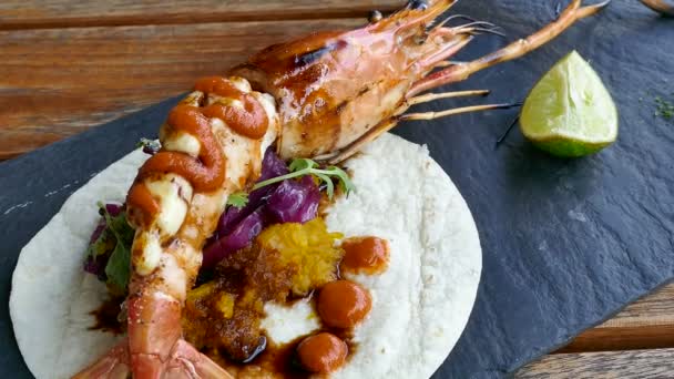 Crevettes aux sauces et laim — Video