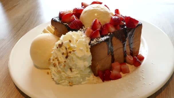 Gâteau avec crème glacée et fraises — Video