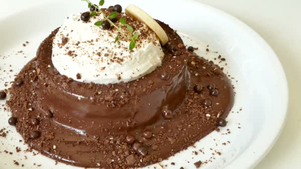 Pastel de chocolate con crema y bayas — Vídeo de stock