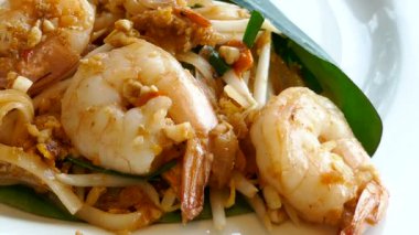 Spagetti ve yeşil ile sıcak karides